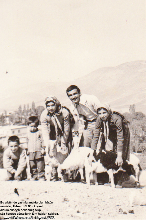 Kardeşlerimle Kuzu Emzirme, Yahyalı, 1978.