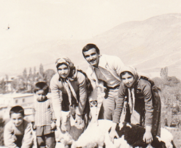 Kardeşlerimle Kuzu Emzirme, Yahyalı, 1978.
